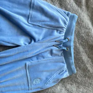 Jag säljer mina blåa juicy byxor då dom är för småa för mig! Dom är i ett väldigt fint skick och använda fåtal gånger. Original pris 800 kr