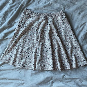 🌺blommig kjol🌺 - Supersöt! Aldrig använd så skicket är som nytt💕 använd gärna köp nu🌺