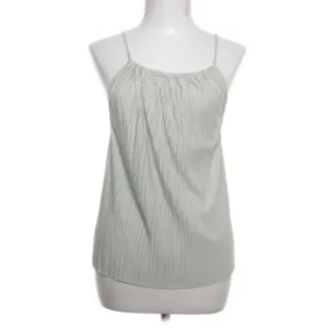 Oanvänd topp från Gina tricot i strl S - Säljer denna oanvända topp från Gina tricot i strl s, passar även som en xs.  Undrar man över något så är det bara att kontakta mig.