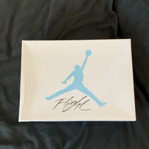 Jordan 4 Retro ”University Blue - Storlek 41, Köpte men aldrig kunnat använd pga att dem är helt för små för mig. 