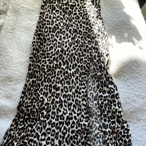 leopard kjol med slits - köpt på h&m, storlek 36, slits på vänster ben