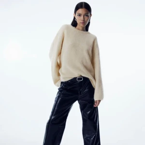 Hm stickad tröja - Intressekoll på denna mohair stickade tröjan från HM. Helt slutsåld på hemsidan. Väldigt fint skick. Köpte den för 700