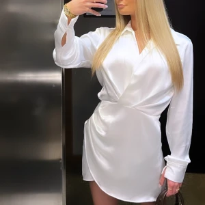 Klänning - Säljer denna klänning från zara i storlek xs/s. Endast använd en gång. 