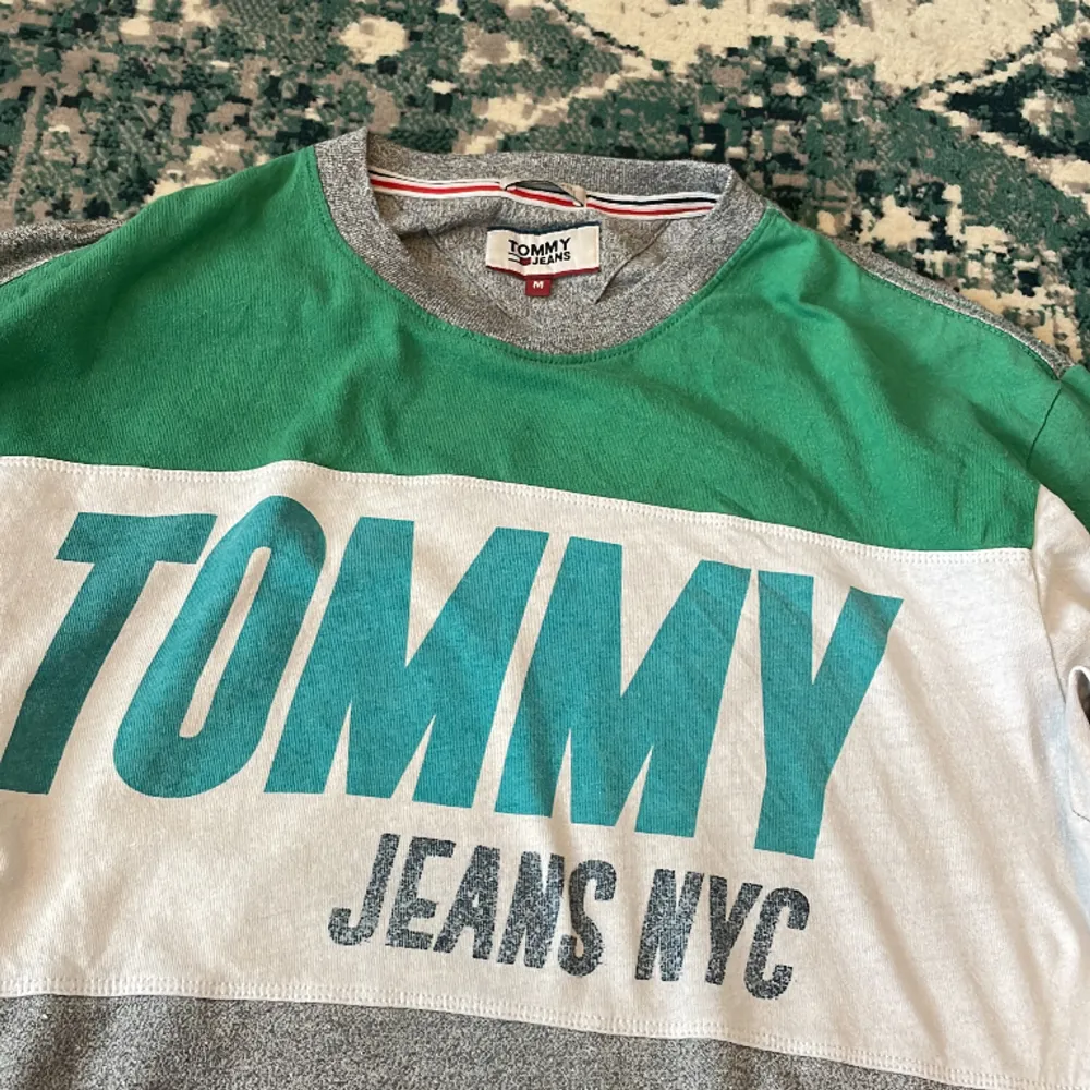 Hej!  Tommy jeans tröja, storlek M. Fint skick.  Hör av er om ni vill ha fler bilder.. Hoodies.