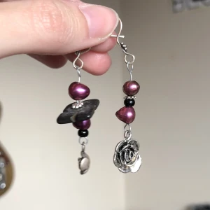 Lila ros örhängen - Handgjorda örhängen med lila sötvattenspärlor, trä pärlor och fina ros berlocker i silver färg★☆★☆ 4cm långa! Frakt ingår i priset:)