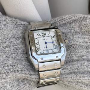En helt oandvänd lyxig klocka som är inspirerad utav Cartier tank klockan🤍 passar alla eftersom man kan ta bort länkarna på bandet!🩶