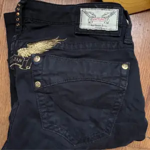  Low rise Robin jeans i modell skinny, sitter as snyggt på,  de skulle va as snygga om man sydde som till bootcut/flare    Midja: 38 cm  innerben: 66 cm  GE PRISFÖRSLAG! ☺️