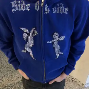 Säljer en riktigt snygg och skön side by side zip hoddie som inte är mycket använd. Hoddien är i absolut toppskick och har inga defekter. Storleken är XS men passar även S. Pris kan diskuteras vid snabb affär