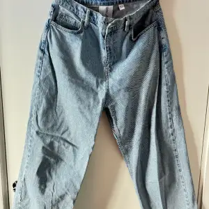 Baggy jeans från asos i storlek 32/32 (81cm/81cm). Mycket bekvämt material, men lite för baggy för min stil just nu.  Kom med prisförslag om du vill diskutera priset.  (De kommer att strykas innan jag skickar dem)