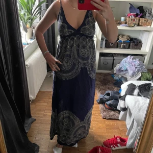 Maxiklänning  - Superfin maxiklänning, passar mig som är S/M