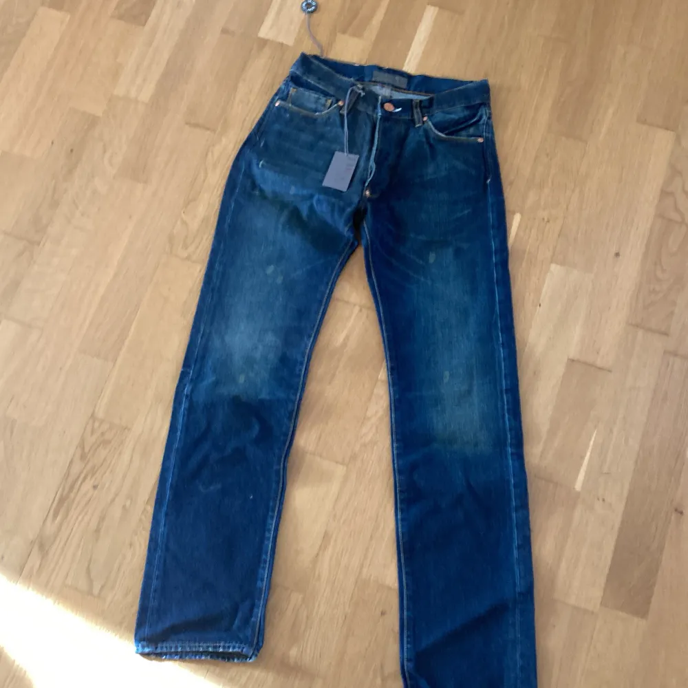 Gamla vintage Acne Jeans (Acne Studios) från ca 2006.  Helt nya oanvända  med tags kvar, nypris var 1699kr.   Rak modell, storlek 28/32. Hör av dig om du har frågor 💬. Jeans & Byxor.