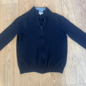 100% Kashmir zip-up - Säljer nu denna 100% Kashmir zipup (M) köpt av ett skrädderi under en resa i Afrika. Kvaliten e hög och den har en sjukt skön känsla. Det finns en liten defekt i form av ett hål under armen(sista bilden). Vid några frågor är det bara att höra av sig