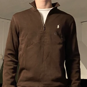 Polo Ralph Lauren  (1/4 zip) - Storlek m säljer den här tröjan för att  jag har typ en likadan och jag fick denna i pressent . Den är sprillans ny.  Qr kod finns skriv om ni har frågor eller är intresserade. Kan sänka pris vid snabb affär
