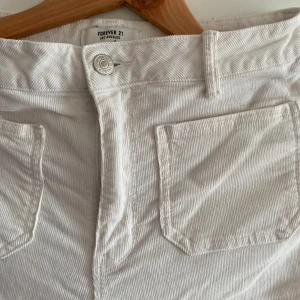 Manchesterbyxor - Vita byxor i Manchester. Wide leg, mid rise. Köpare står för frakten✨