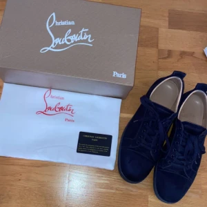 Louboutins - Säljer nu mina feta Louboutins🔴  Skick: 8,5/10🥂 Öppen för byten av andra skor💰 priset går att diskuteras vid snabb affär!  Mvh John🍾