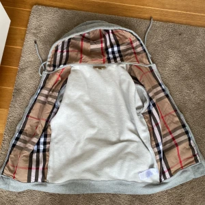 Burberry hoodie - Tja! Säljer denna feta burberry hoodien🔥 eftersom den är för liten för mig. Den passar om man är 175-182 cm lång och är perfekt nu inför våren!✅ priset är ej hugget i sten så skriv vid minsta lilla fråga!🤝☺️