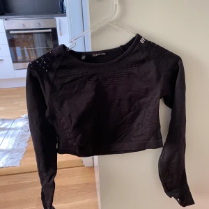 Gymshark top - En crop topad gym Shark tränings top. I storlek s, så fin. Endast använd ett fåtal gånger.