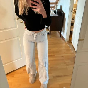Ljusblåa jeans - Ljusblåa jeans ifrån Junkyard is storlek w25/32. Passar i längden för mig som är 168. Super fina och sparsamt använda💕
