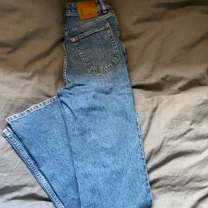 Blåa High Waist jeans från BikBok. Jättesnygga men kommer tyvärr inte till användning. Jeansen är i BikBoks storlekar dvs ”Waist 25, Length 32), passar mig som i vanliga fall har storlek 36 i byxor. Vid frågor är det bara att höra av sig 😊