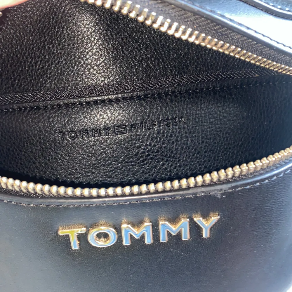 Tommy hilfiger väska i nyskick! Säljer väskan för att den inte kommer till användning🌸. Väskor.