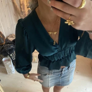 Jättefin blus!!💚💚 - Jättesnygg o fin blus i storlek S, färgen är olivgrön/mörkgrön i härligt material!☺️(lånade bilder)💚