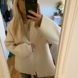 Vårkappa från Gina Tricot - Säljer min knappt använda vårkappa från Gina Tricot i storlek S, nypris ca 700💗Har även ett tillhörande band runt om