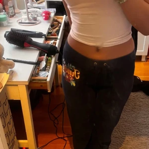 Juicy Byxor - Jättefina juicybyxor som tyvärr inte kommer till användning då de är för små för mig. Har en broderad blomma med juicy loggan på framsidan men inget på baksidan !!OBS inte mina bilder!!