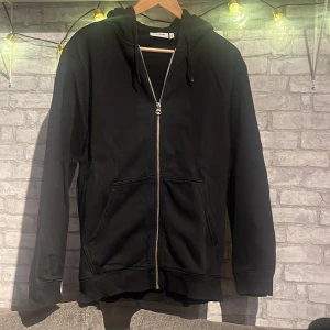 WEEKDAY ZIP HOODIE - I väldigt bra skick Knappt använd Storlek S Oversize