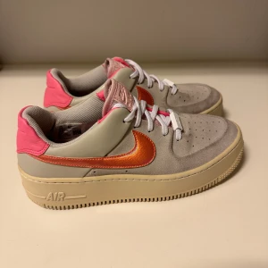 Nike - Säljer dessa snygga skor ifrån Nike! Perfekt nu till våren med lite färg💐sparsamt använda 