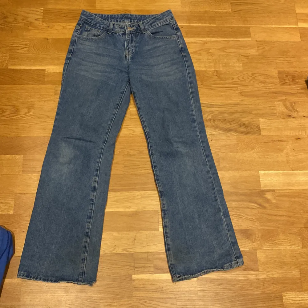 Säljer jättefina baggy jeans för använder de inte längre. Var mina favorit jeans så har använt de en del och är lite slitna i botten av det vänstra benet. Annars är de sköna och sitter perfekt. Köpte för 300 säljer för 180. Priset kan diskuteras . Jeans & Byxor.