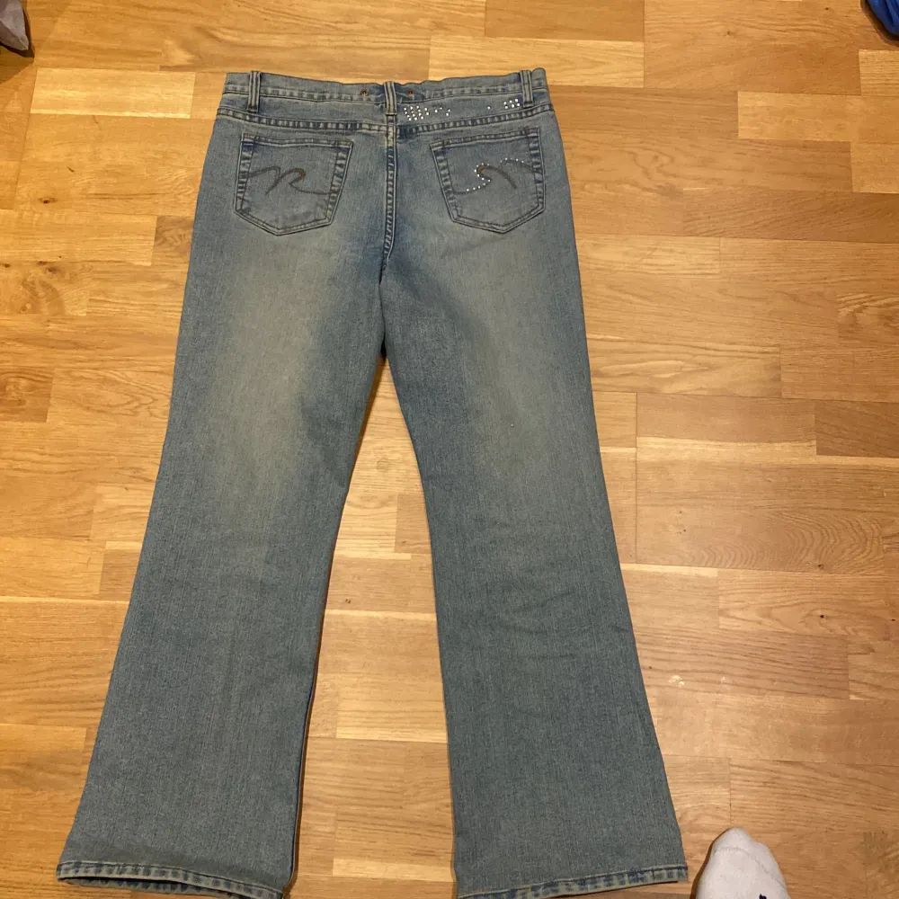 Säljer svin snygga baggy bootcut jeans för använder de inte längre. De är använda några gånger men inte alls slita och alla paljetter sitter kvar. De har en jätte gullig paljett fjäril på framsidan. Köpa för 600kr säljer för 300.priset kan diskuteras. Jeans & Byxor.