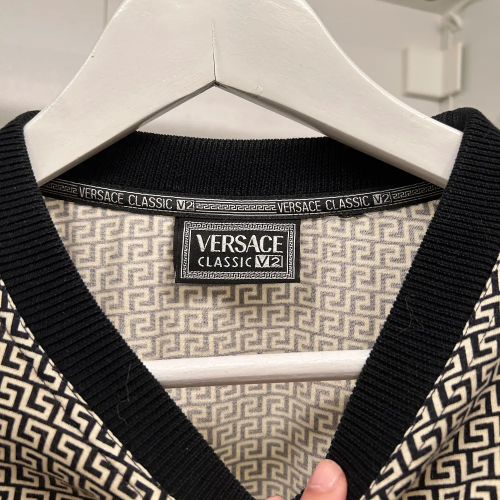 Versace tröja köpt från Ricks Retro. Liten i storlek . Tröjor & Koftor.