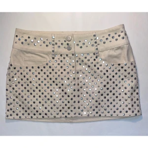 Beige minikjol - Jättesöt mini kjol som är HELT NY. Midjemått, rakt över: 38cm. Längd: 31cm