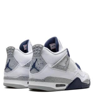 Jordan 4 midnight navy  - Säljer mina Jordan 4 i midnight navy för de ej kommer till användning längre. Inga hål eller skador💕 skriv för flera bilder, köpta på stockx