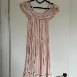 Sommar klänning  - Två fina och gulliga klänningar till sommaren. Den ena är randig med fina sommarfärger som gör dig glad.  Skönt material och en fin modell vid axlarna. Den andra är helt rosa.    Priset går ALLTID att diskutera  Storlekar: Rosa - 158/164 Randig - 170