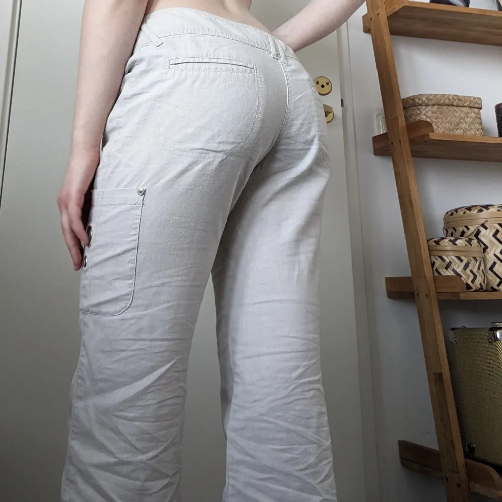 Vintage lågmidjade cargo type byxor med utsvängda ben<3  mått (på plan yta): midja ca 38cm, innerbenslängd ca 74cm. Jeans & Byxor.