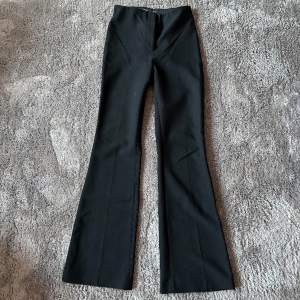 Svarta kostymbyxor från zara i jättefint skick! De är högmidjade, långa i benen och gjort av ett material i bra kvalitet som inte blir nopprigt❣️ Nypris: 400kr