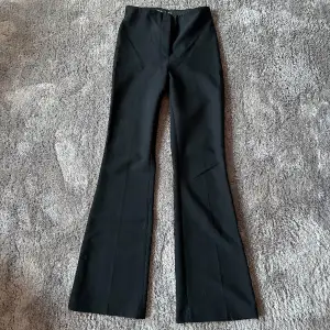 Svarta kostymbyxor från zara i jättefint skick! De är högmidjade, långa i benen och gjort av ett material i bra kvalitet som inte blir nopprigt❣️ Nypris: 400kr