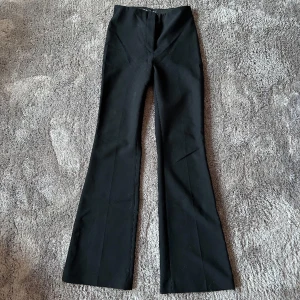 Kostymbyxor  - Svarta kostymbyxor från zara i jättefint skick! De är högmidjade, långa i benen och gjort av ett material i bra kvalitet som inte blir nopprigt❣️ Nypris: 400kr