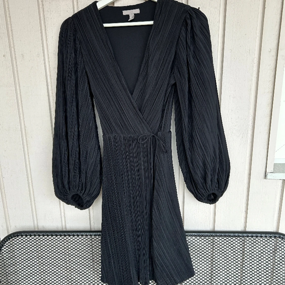 Svart omlottklänning