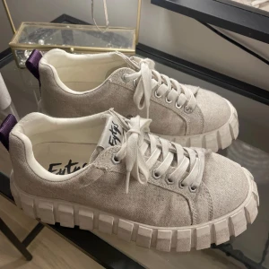 Eytys odessa - Köpta i somras, endast används ett fåtal gånger. Säljer pga får ingen användning av dom! Nypris 1600 o är i Gott skick❤️