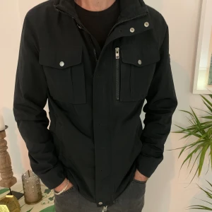 J.lindberg fieldjacket - Hej!   Säljer nu min asfeta fieldjacket. Den är i storlek L men passar även M. Jag är 185 lång och den passar mig bra. Superbra skick.  Använd helst inte köp nu metoden för jag bor i Spanien så kan ej skicka med den metoden.