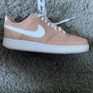 Nike Court Vision  - Nike court vision i bra skick, använda några fåtal gånger därav lite crease vid tån men annars i jättefint skick. Priset kan diskuteras! Frakt tillkommer, betalning över Swish 