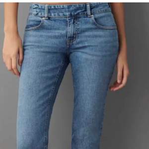 Blå lågmidjade jeans