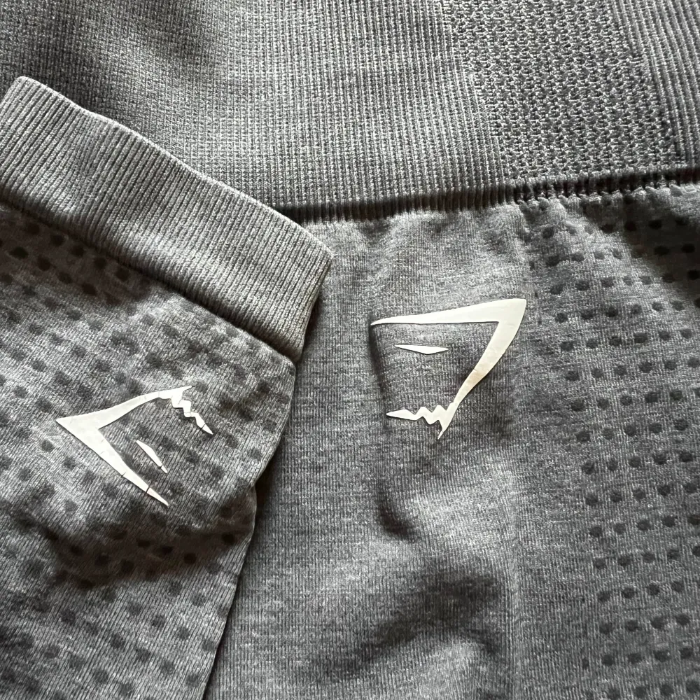 Gymshark Vital Seamless 2.0 gråa träningstights i XS. Sprucket vid märken, nopprig vid rumpan och storlekslappen bortklippt, därav priset (nypris 549kr). Tänks dock inte så mycket på. Skriv för fler bilder!. Jeans & Byxor.