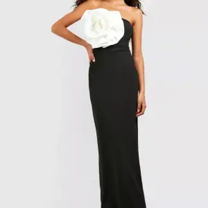 Säljer denna bandeau klänningen med en blom detalj, helt ny! ❣️