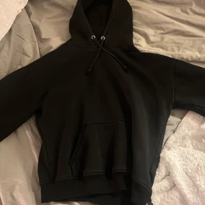 Svart bikbok hoodie - Säljer då jag inte använder den, fin i skicket! Svart i färgen och i storlek XS