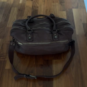 Melograno äkta läderväska från Italien - Väldigt fin väska med brunt äkta läder från Italien. Nypris cirka 3 500-4 000. Fint skick. Bara och skriva om ni vill ha fler bilder!