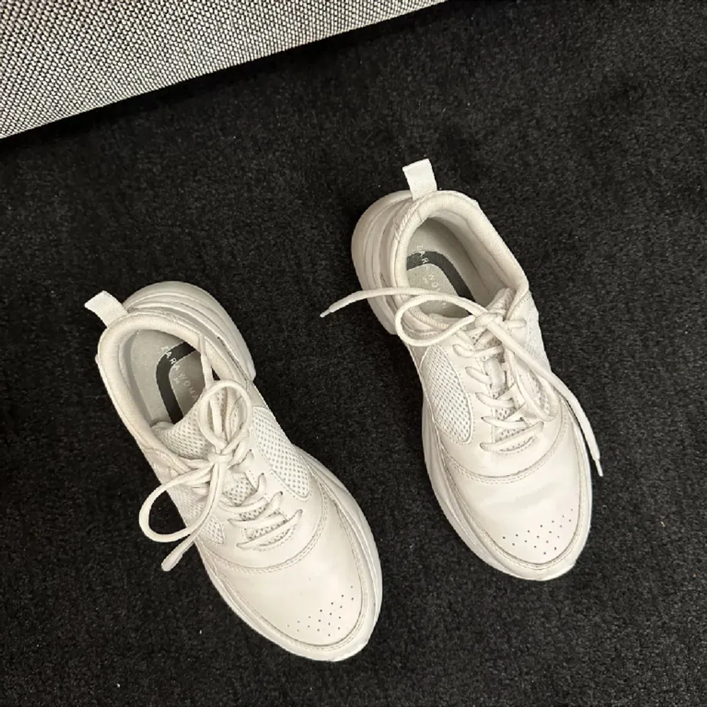 Säljer dessa så coola chunky sneakers från zara❤️ endast använda en gång, köpta för 499. Skor.