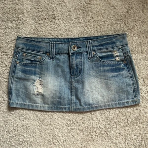 Kort jeanskjol - Så himla snygg vintage jeanskjol från miss jeans i fint skick utan några defekter. Perfekt nu till sommaren 💓Skulle säga att den passar både Xs och S.
